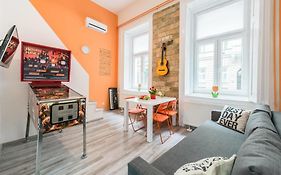 happy home Budapest POP